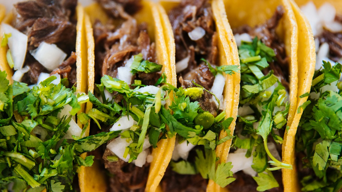 玉米饼夹着肉类、洋葱和香菜的 taco 特写