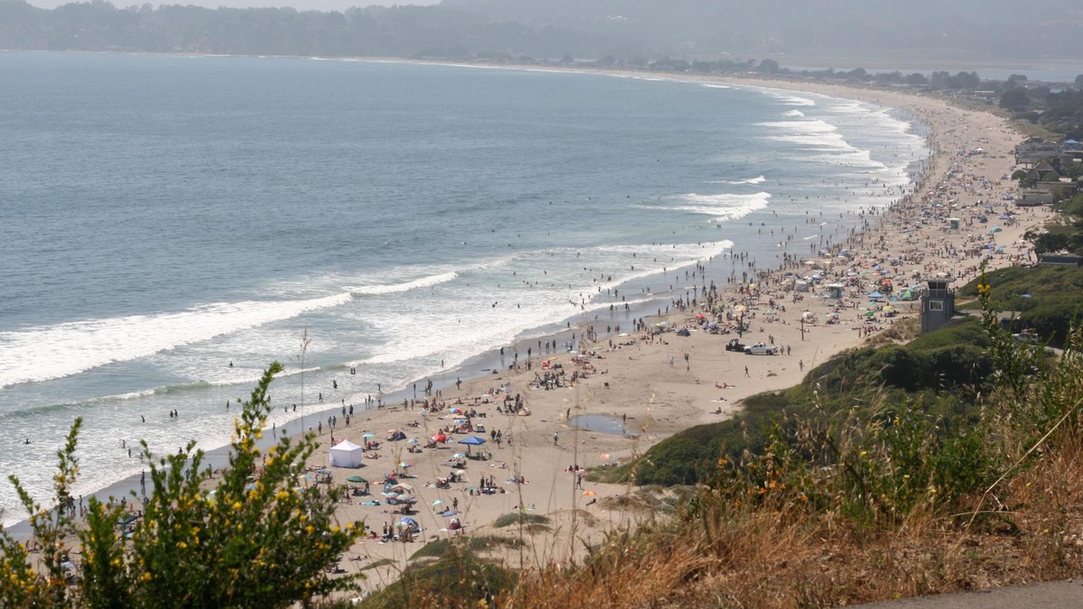 2009年6月27日的Stinson Beach,弧形海岸与沙滩上的游客