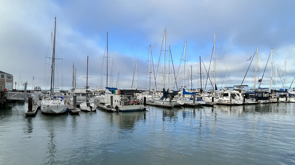 旧金山PIER 39泊船区的帆船、桅杆与水面,2022年资料照片