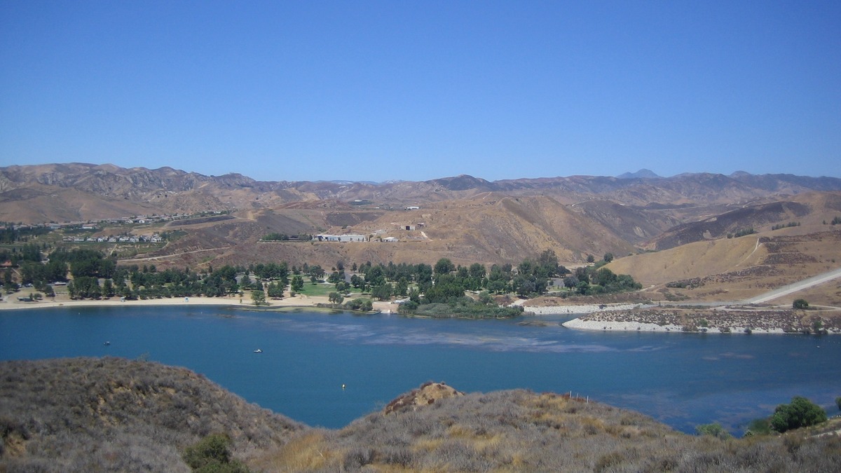 Castaic湖区的蓝色水面、岸边树木和褐色山坡,2010年资料照片